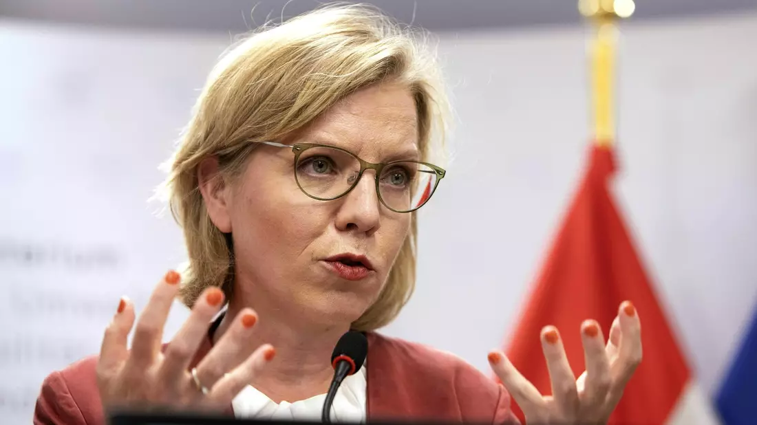 Klimaschutzministerin Leonore Gewessler ist in der Kritik: Sie «stellt sich über die Verfassung, weil sie es mit ihrer grünen Ideologie nicht vereinbaren kann, gesetzeskonform zu handeln.» - Bild: Alex Halada/APA/dpa