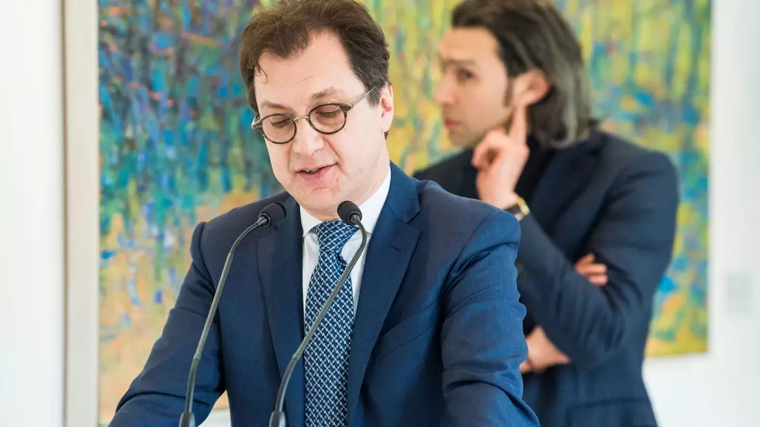 Intendant Serge Dorny (vorne) und Generalmusikdirektor Vladimir Jurowski im März 2018. - Bild: Lino Mirgeler/dpa