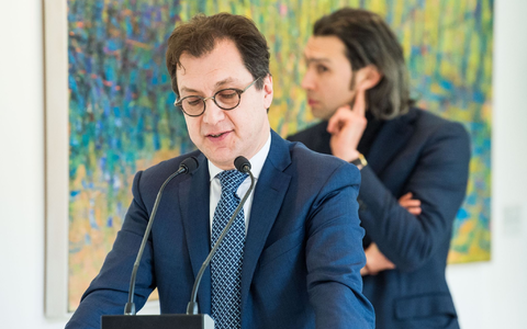 Intendant Serge Dorny (vorne) und Generalmusikdirektor Vladimir Jurowski im März 2018. - Foto: Lino Mirgeler/dpa