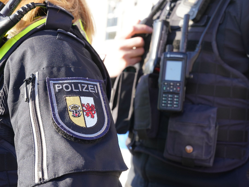 Die Polizei Mecklenburg-Vorpommern muss einen mutmaßlich rassistischen Angriff auf zwei ghanaische Kinder in Grevesmühlen aufklären. - Foto: Marcus Brandt/dpa