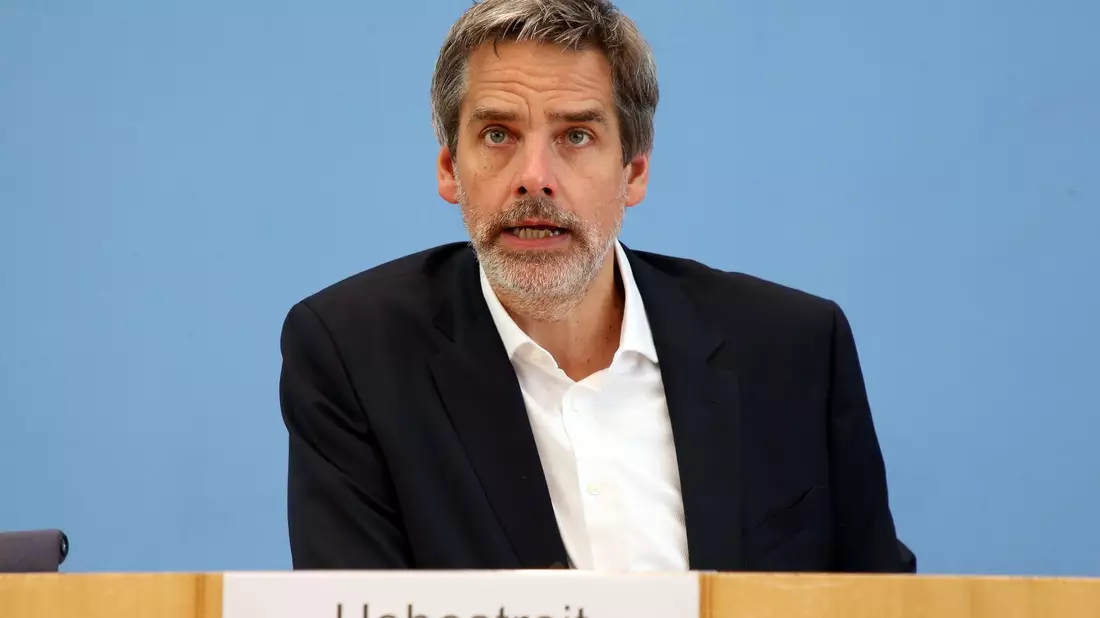 Regierungssprecher Steffen Hebestreit erklärt, es gebe keine Pläne, Ukraine-Flüchtlingen künftig nur Leistungen für Asylbewerber zukommen zu lassen. - Bild: Wolfgang Kumm/dpa