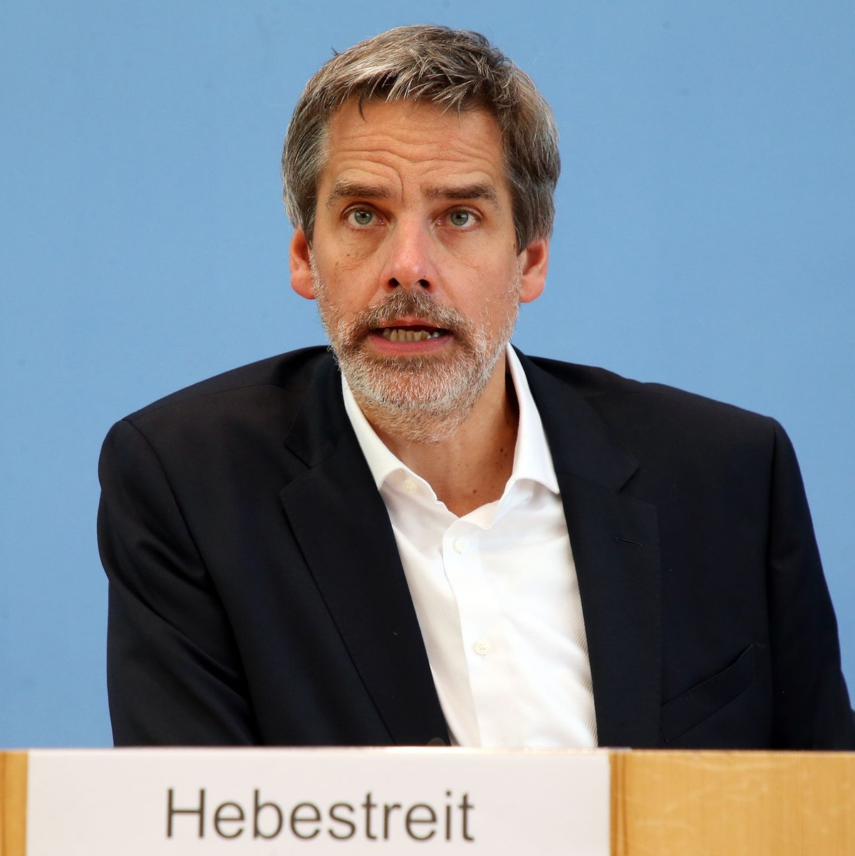 Regierungssprecher Steffen Hebestreit erklärt, es gebe keine Pläne, Ukraine-Flüchtlingen künftig nur Leistungen für Asylbewerber zukommen zu lassen. - Foto: Wolfgang Kumm/dpa