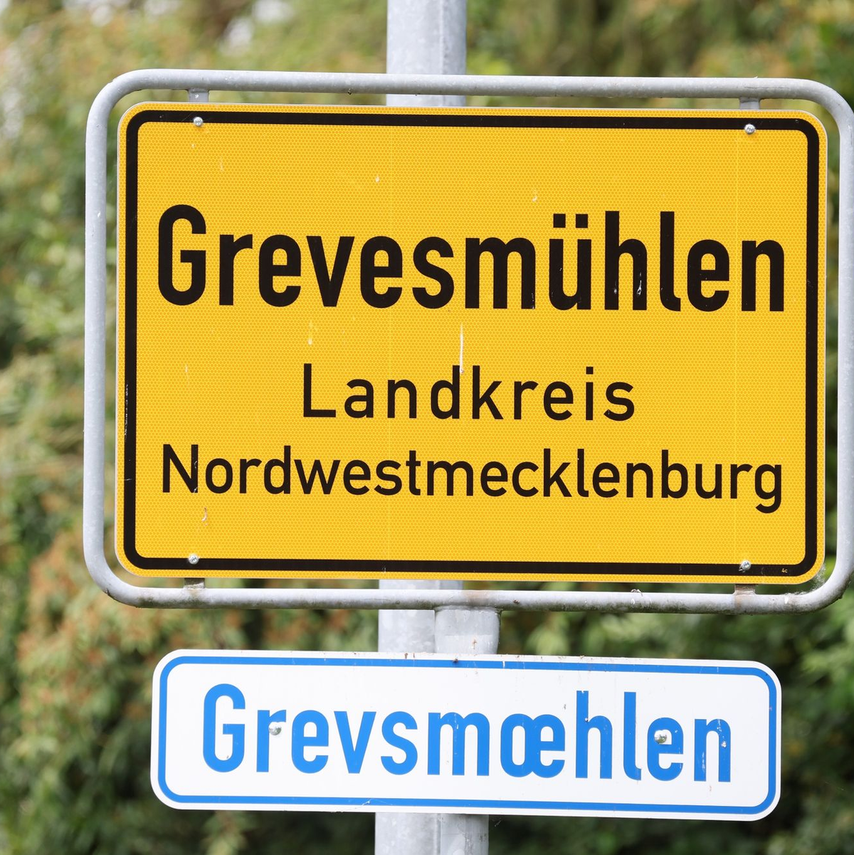 Eine Gruppe junger Menschen soll in Grevesmühlen zwei ghanaische Mädchen angegriffen haben. - Foto: Bernd Wüstneck/dpa