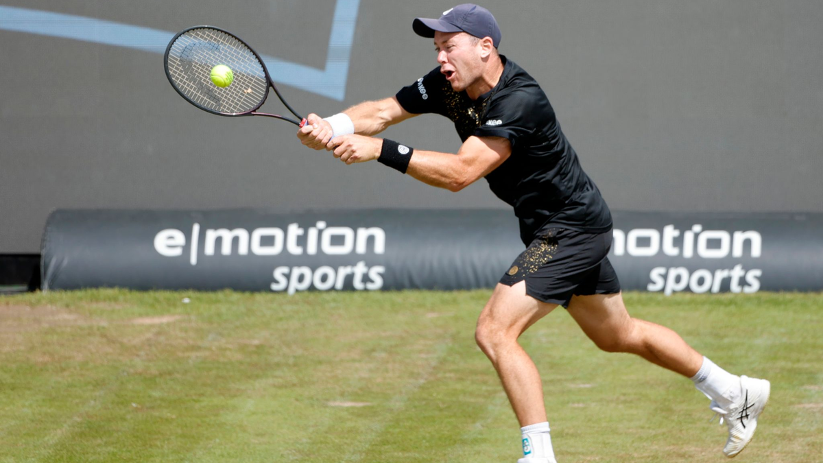 Gelang zum Auftakt in Halle eine kleine Überraschung: Dominik Koepfer. - Foto: Philippe Ruiz/dpa