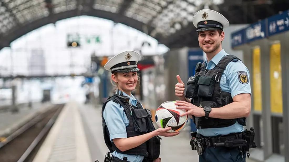 BPOLI MD: Anlässlich der Fußball-EM 2024 - Bundespolizei in Sachsen-Anhalt gibt Hinweise für sichere Reise mit der Bahn - Bild: presseportal.de