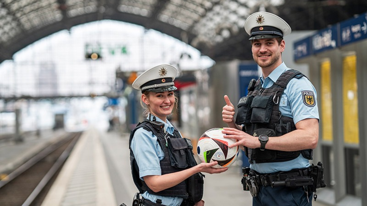 BPOLI MD: Anlässlich der Fußball-EM 2024 - Bundespolizei in Sachsen-Anhalt gibt Hinweise für sichere Reise mit der Bahn - Foto: presseportal.de