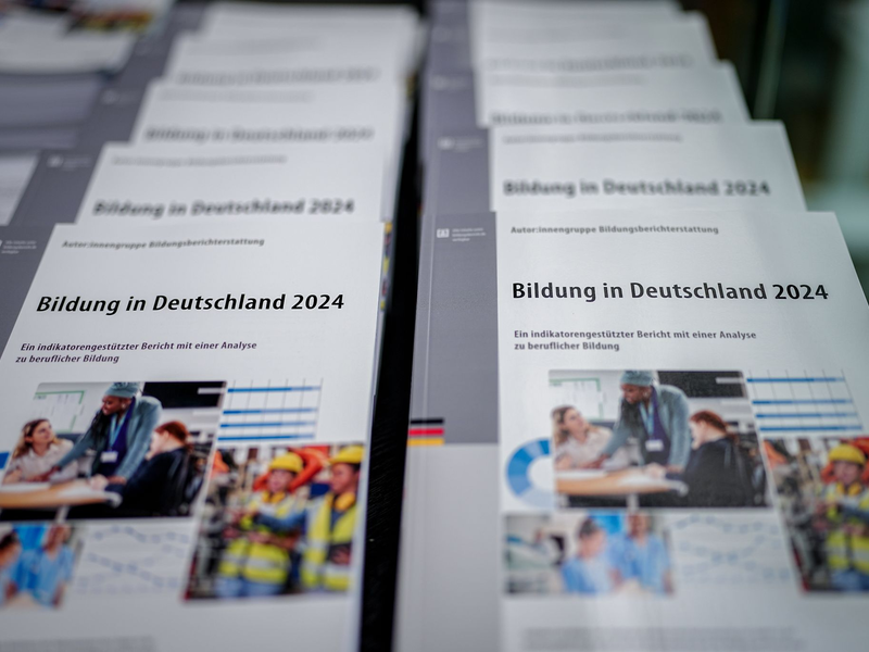 Der nationale Bildungsbericht erscheint alle zwei Jahre. Auf mehreren hundert Seiten werden Entwicklungen, Trends und Probleme im gesamten deutschen Bildungssystem beschrieben. - Foto: Kay Nietfeld/dpa