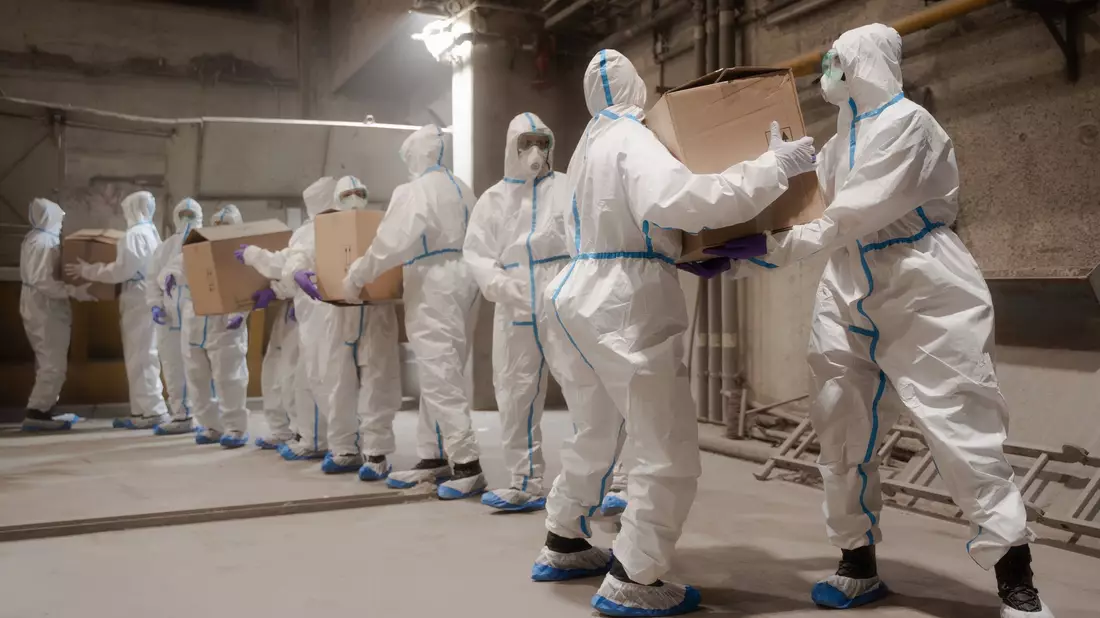 Polizisten in Schutzanzügen verladen sichergestelltes Kokain (unbekannter Aufnahmeort, unbekanntes Aufnahmedatum). - Bild: Innenministerium Baden-Württemberg/dpa