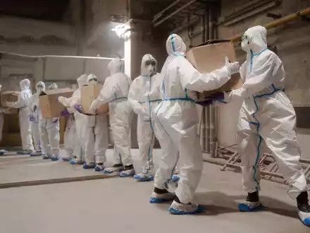 Polizisten in Schutzanzügen verladen sichergestelltes Kokain (unbekannter Aufnahmeort, unbekanntes Aufnahmedatum). - Foto: Innenministerium Baden-Württemberg/dpa