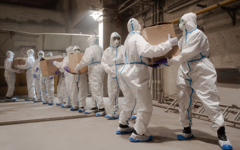 Polizisten in Schutzanzügen verladen sichergestelltes Kokain (unbekannter Aufnahmeort, unbekanntes Aufnahmedatum). - Foto: Innenministerium Baden-Württemberg/dpa