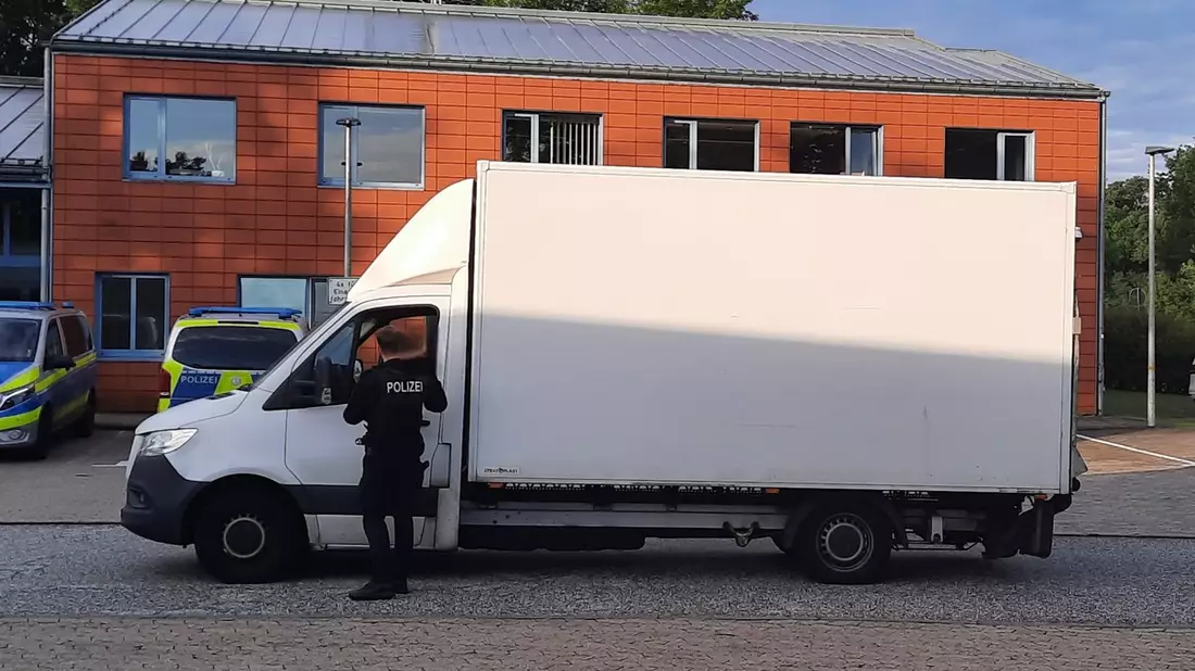 POL-RZ: Überladener LKW gestoppt - Bild: presseportal.de