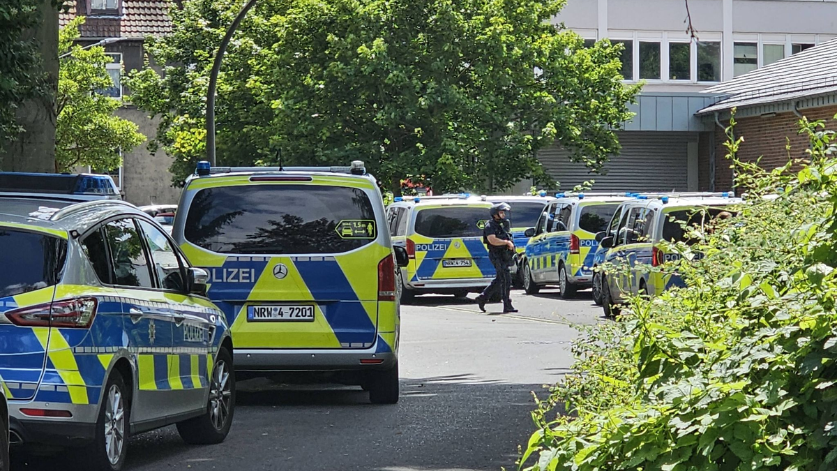 Zahlreiche Streifenwagen sind zu einem größeren Einsatz in Castrop-Rauxel ausgerückt. - Foto: Dean Klassen/7aktuell.de/dpa