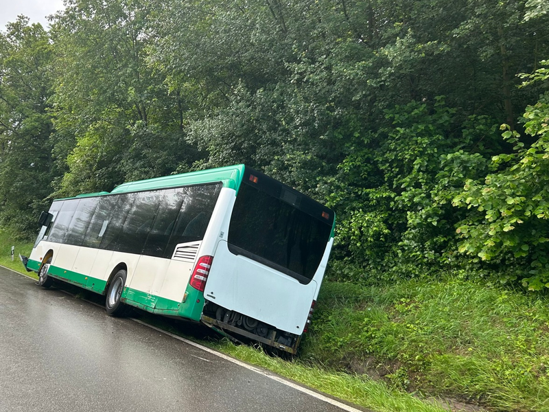 POL-PDKL: Alleinunfall mit Schulbus - Foto: presseportal.de