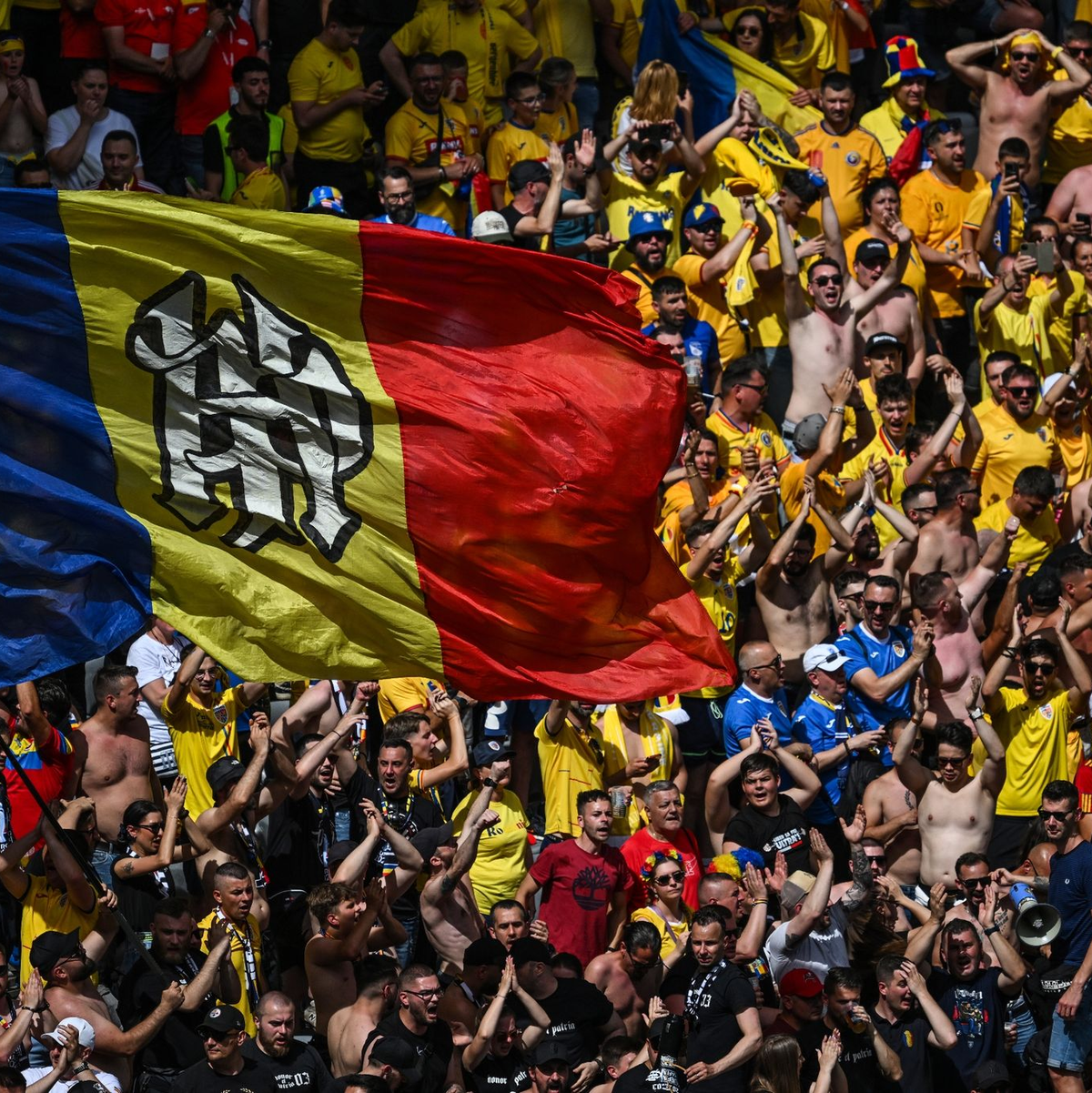 Die rumänischen Fans sorgten für eine gute Stimmung in München. - Foto: Sven Hoppe/dpa