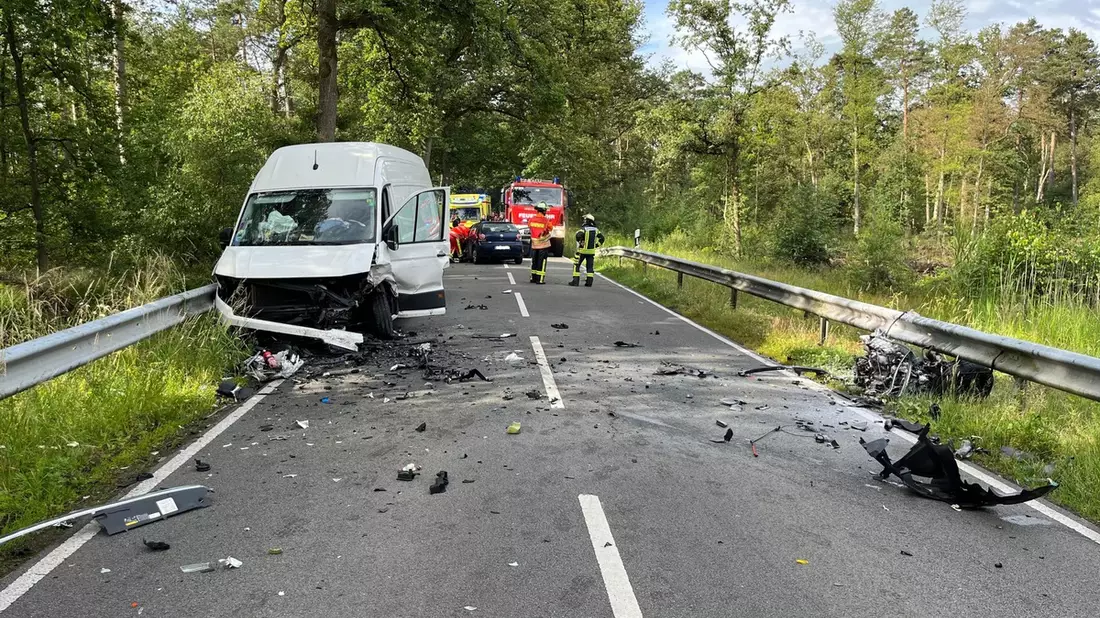 FW Lüchow-Dannenberg: +++ PKW kollidiert mit Transporter +++ Junge Frau bei Frontalzusammenstoß tödlich verletzt +++ Apple-Watch setzt Notruf ab +++ - Bild: presseportal.de