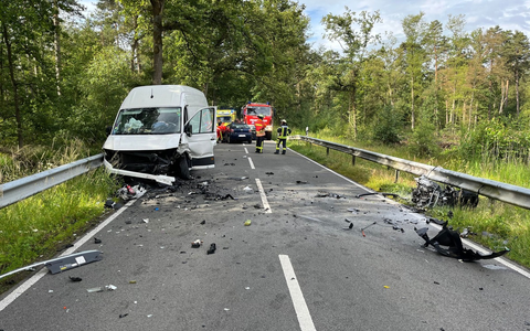 FW Lüchow-Dannenberg: +++ PKW kollidiert mit Transporter +++ Junge Frau bei Frontalzusammenstoß tödlich verletzt +++ Apple-Watch setzt Notruf ab +++ - Foto: presseportal.de