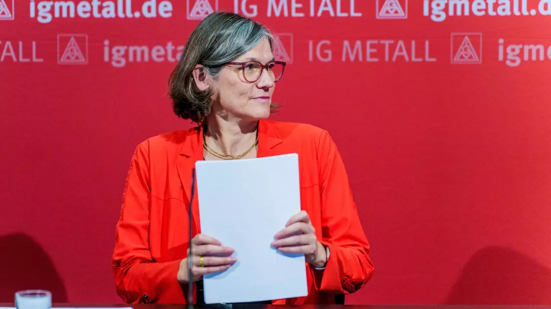 IG-Metall-Chefin Christiane Benner informiert über die Forderungsempfehlung für die anstehende Tarifrunde. - Bild: Andreas Arnold/dpa