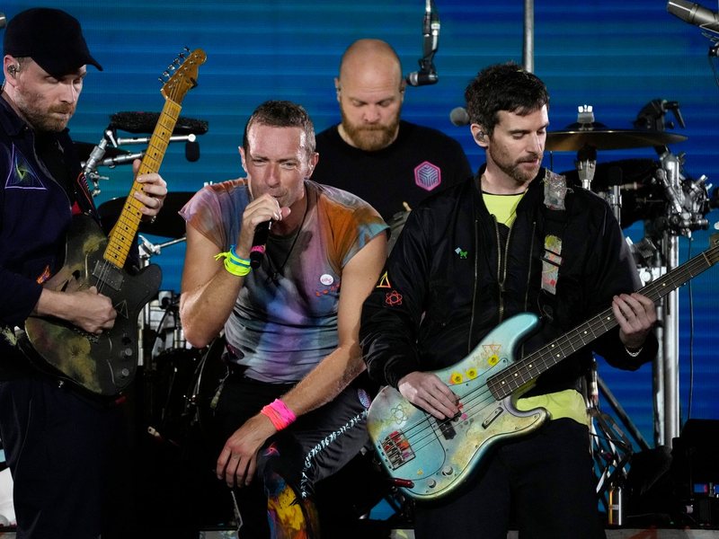 Das neue Album von Coldplay wird auch als Platte aus recycelten Plastikflaschen erscheinen. - Foto: Chris Pizzello/Invision/AP/dpa