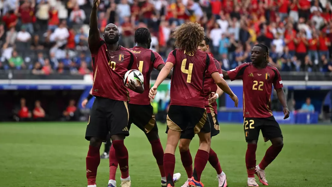 Zwei Treffer von Belgiens Romelu Lukaku (l) wurden vom Videoschiedsrichter zurückgenommen. - Bild: Arne Dedert/dpa