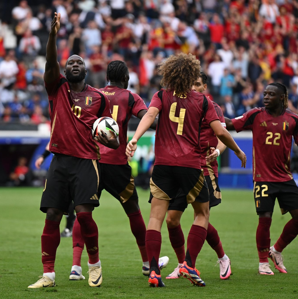 Zwei Treffer von Belgiens Romelu Lukaku (l) wurden vom Videoschiedsrichter zurückgenommen. - Foto: Arne Dedert/dpa
