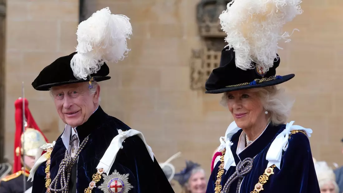 König Charles III. und Königin Camilla nehmen an der Zeremonie des Hosenbandordens auf Schloss Windsor teil. - Bild: Kirsty Wigglesworth/Pool AP/dpa
