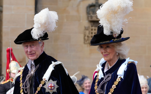 König Charles III. und Königin Camilla nehmen an der Zeremonie des Hosenbandordens auf Schloss Windsor teil. - Foto: Kirsty Wigglesworth/Pool AP/dpa König Charles III. und Königin Camilla nehmen an der Zeremonie des Hosenbandordens auf Schloss Windsor teil. - Foto: Kirsty Wigglesworth/Pool AP/dpa
