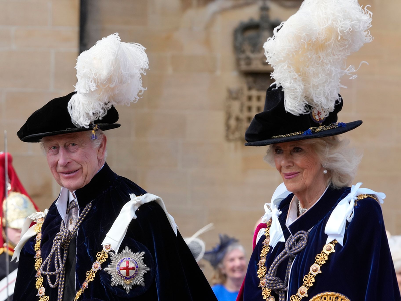 König Charles III. und Königin Camilla nehmen an der Zeremonie des Hosenbandordens auf Schloss Windsor teil. - Foto: Kirsty Wigglesworth/Pool AP/dpa