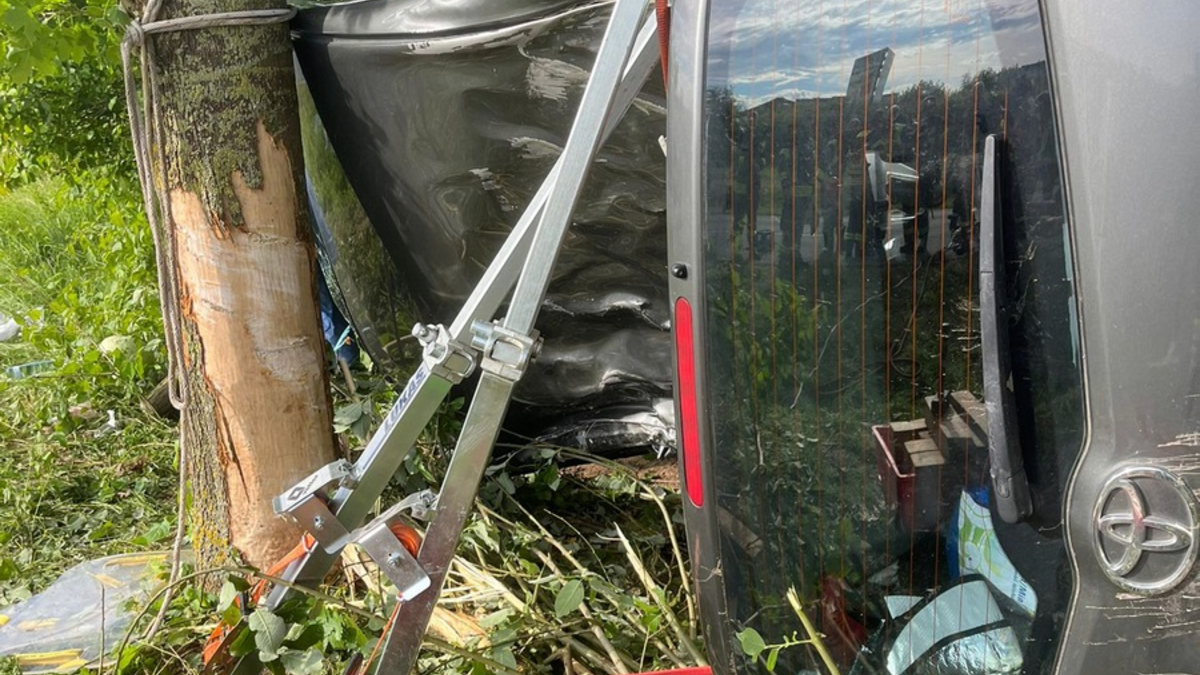 FW Borgentreich: Verkehrsunfall mit einer eingeklemmten Person B241 / Natzungen Spiegelberg - Foto: presseportal.de