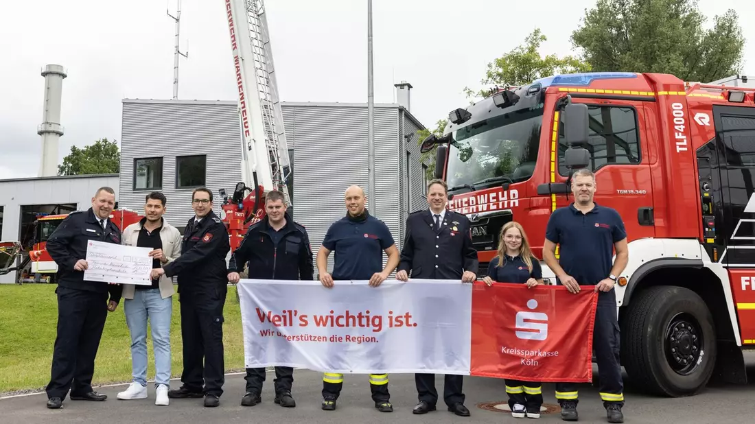 FW Marienheide: Feuerwehrfest in Marienheide mit buntem Programm - 3.000EUR Spende der Kreissparkasse Köln übergeben - Bild: presseportal.de