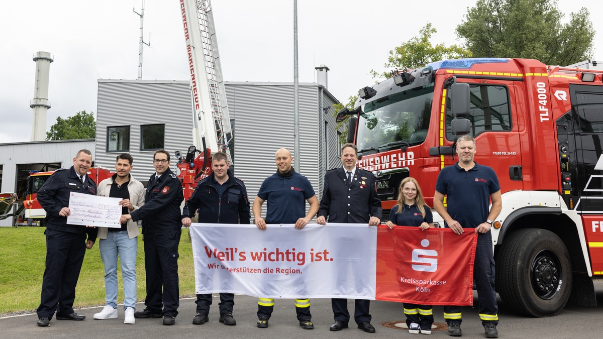 FW Marienheide: Feuerwehrfest in Marienheide mit buntem Programm - 3.000EUR Spende der Kreissparkasse Köln übergeben - Foto: presseportal.de