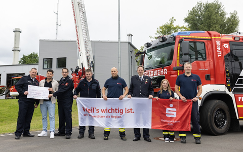 FW Marienheide: Feuerwehrfest in Marienheide mit buntem Programm - 3.000EUR Spende der Kreissparkasse Köln übergeben - Foto: presseportal.de FW Marienheide: Feuerwehrfest in Marienheide mit buntem Programm - 3.000EUR Spende der Kreissparkasse Köln übergeben - Foto: presseportal.de