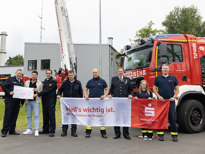 FW Marienheide: Feuerwehrfest in Marienheide mit buntem Programm - 3.000EUR Spende der Kreissparkasse Köln übergeben - Foto: presseportal.de