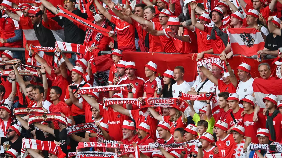 Die österreichischen Fans sorgten für eine gute Stimmung in Düsseldorf. - Bild: Fabian Strauch/dpa