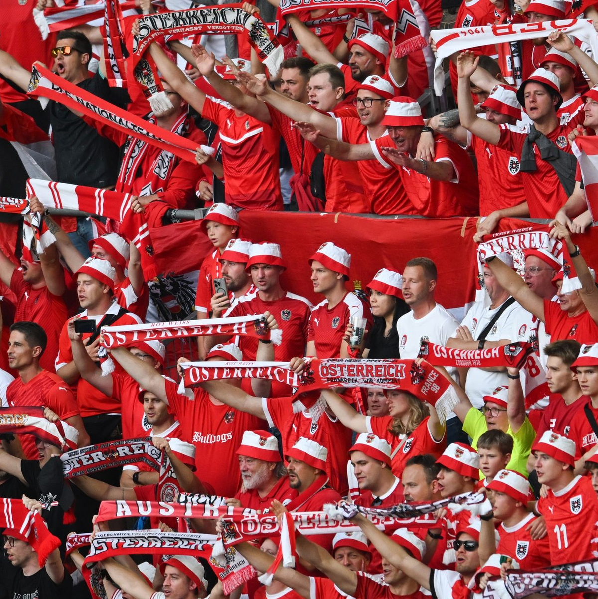 Die österreichischen Fans sorgten für eine gute Stimmung in Düsseldorf. - Foto: Fabian Strauch/dpa