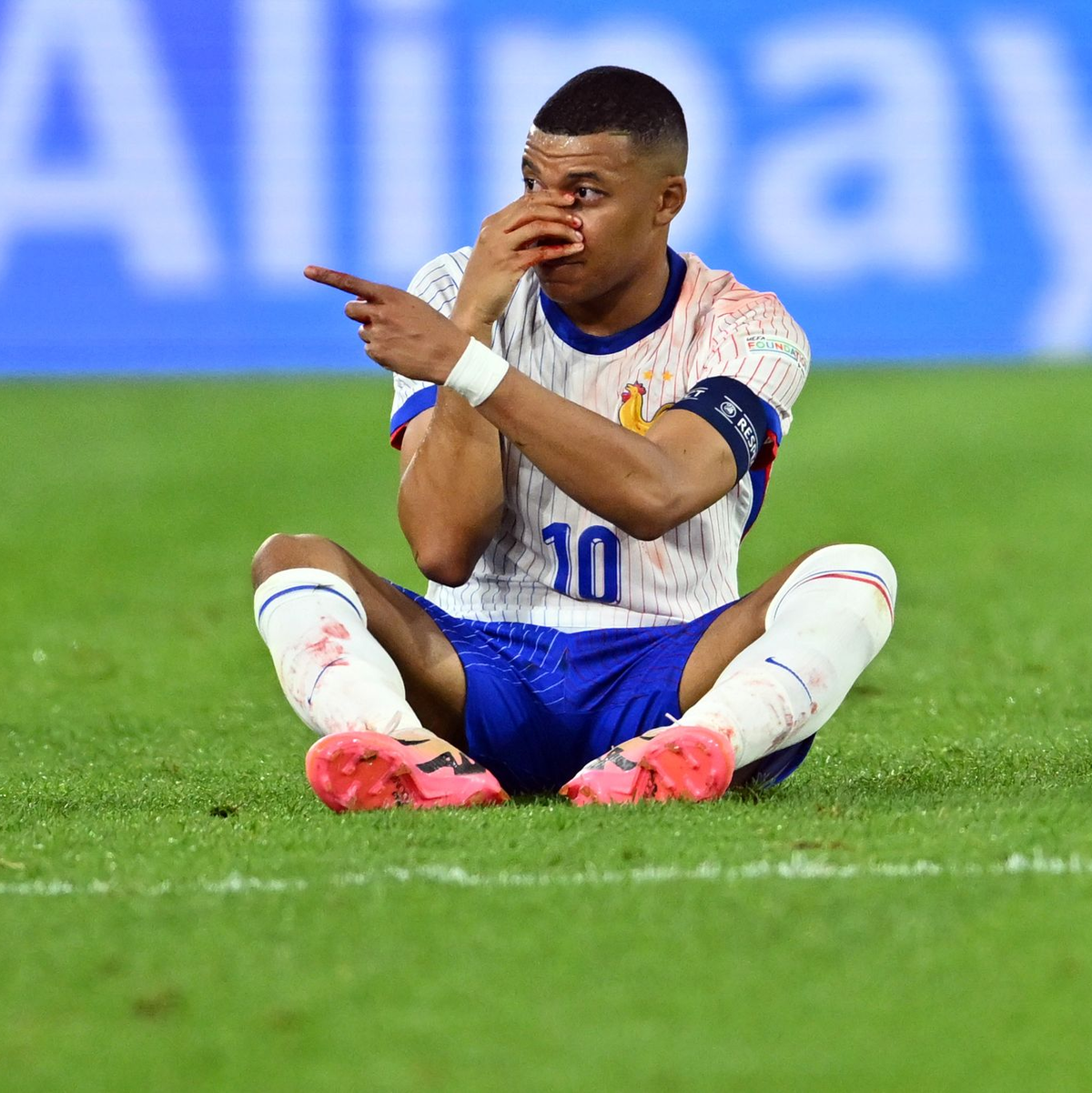 Kylian Mbappé musste nach einem Zusammenprall mit einer Nasen-Verletzung ausgewechselt werden. - Foto: Marius Becker/dpa