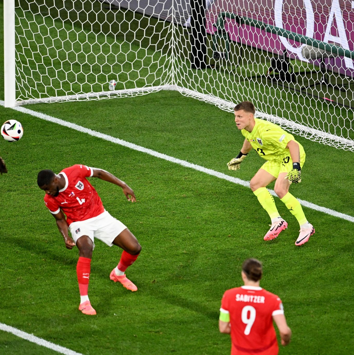 Österreichs Maximilian Wöber (l) sorgte mit einem Eigentor für Frankreichs Führung. - Foto: Fabian Strauch/dpa