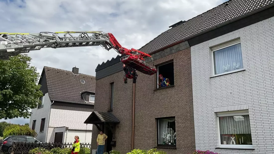 FW-DO: Rettung mit Drehleiter / Erkrankte Person wird mit der Drehleiter aus dem Haus transportiert - Bild: presseportal.de