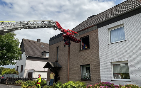 FW-DO: Rettung mit Drehleiter / Erkrankte Person wird mit der Drehleiter aus dem Haus transportiert - Foto: presseportal.de