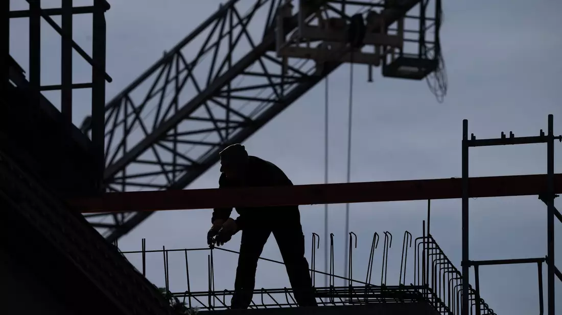 Die Situationen auf einer Baustelle sind oft etwas anders und weniger vorhersehbar als im Büro oder einer Fabrik - und das steigert die Unfallgefahr. - Bild: Soeren Stache/dpa