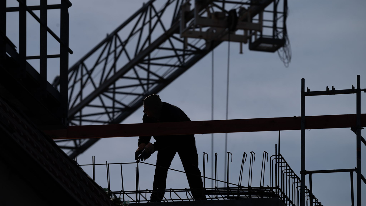 Die Situationen auf einer Baustelle sind oft etwas anders und weniger vorhersehbar als im Büro oder einer Fabrik - und das steigert die Unfallgefahr. - Foto: Soeren Stache/dpa