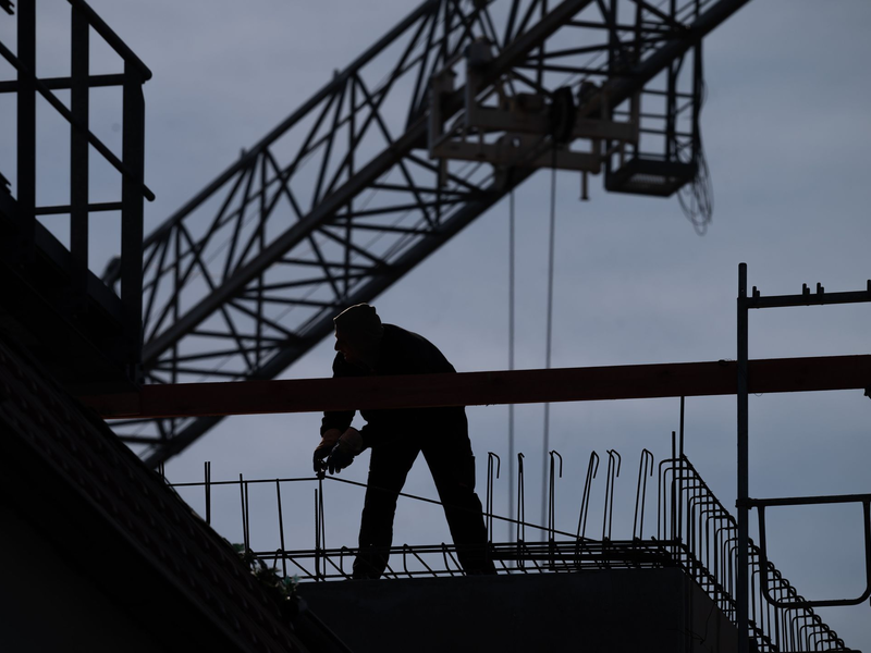 Die Situationen auf einer Baustelle sind oft etwas anders und weniger vorhersehbar als im Büro oder einer Fabrik - und das steigert die Unfallgefahr. - Foto: Soeren Stache/dpa