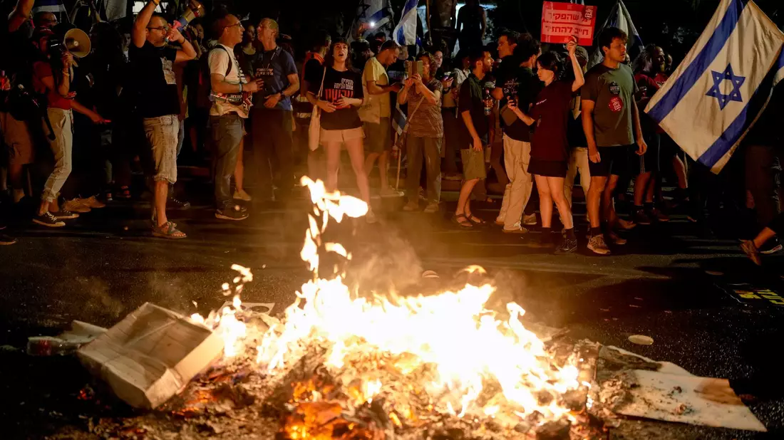 Demonstranten fordern in Jerusalem Neuwahlen und die Freilassung der Geiseln, die im Gazastreifen von der Hamas festgehalten werden. - Bild: Ohad Zwigenberg/AP