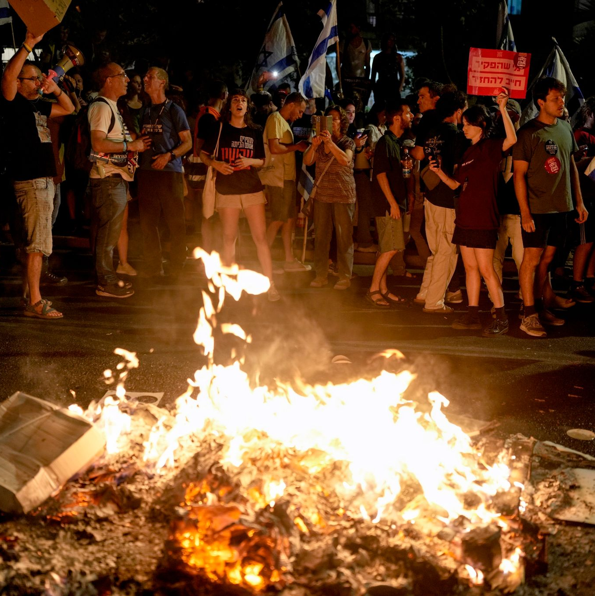 Demonstranten fordern in Jerusalem Neuwahlen und die Freilassung der Geiseln, die im Gazastreifen von der Hamas festgehalten werden. - Foto: Ohad Zwigenberg/AP