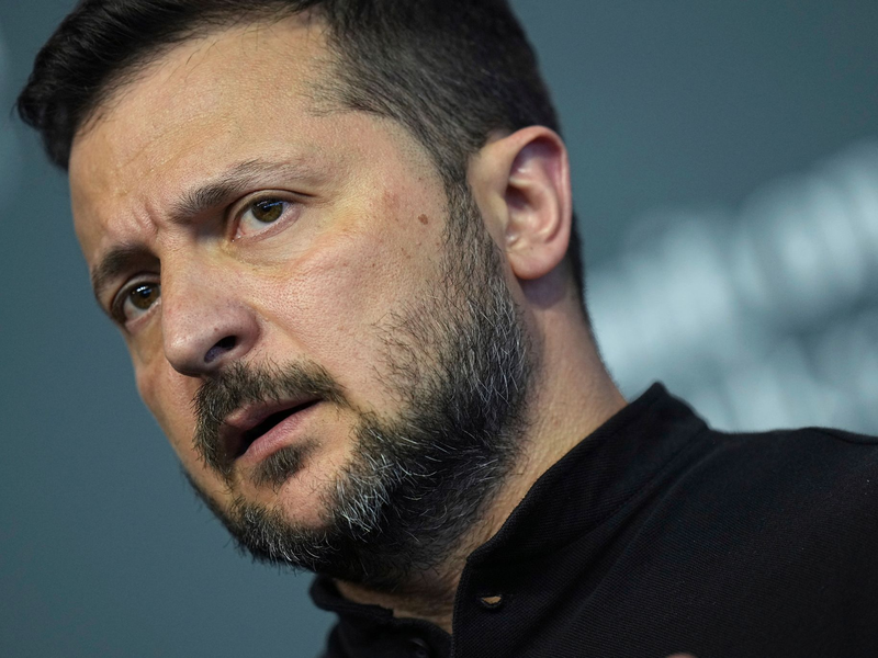 Selenskyj verteidigt das Verbot der mit Moskau verbandelten orthodoxen Kirche. (Archivbild)  - Foto: Laurent Cipriani/AP/dpa