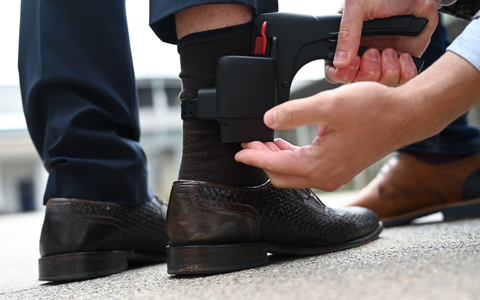 Die Fälle häuslicher Gewalt in Deutschland steigen stetig - das Tragen elektronischer Fußfesseln bei Kontaktverboten soll helfen. - Foto: Arne Dedert/dpa