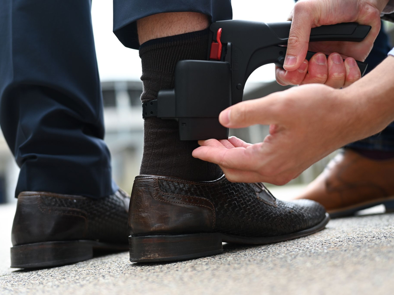 Elektronische Fußfesseln wurden in Spanien eingeführt, um Femizide zu verhindern. (Symbolbild) - Foto: Arne Dedert/dpa