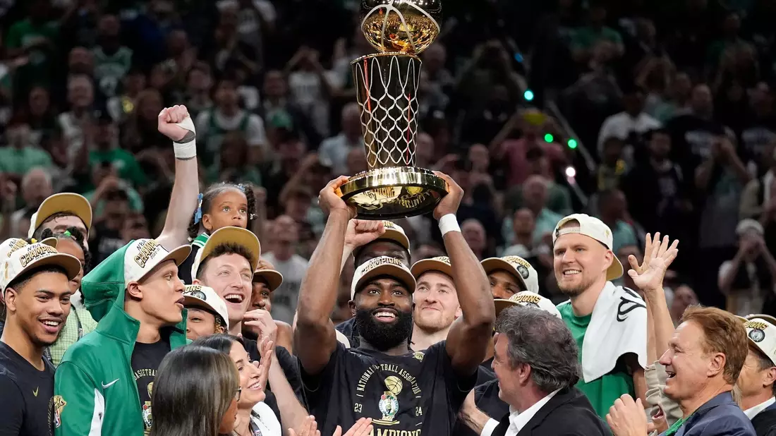 Die Celtics um Stars wie Stars Jaylen Brown (M) feiern nun ihre erste Meisterschaft seit 2008. - Bild: Charles Krupa/AP