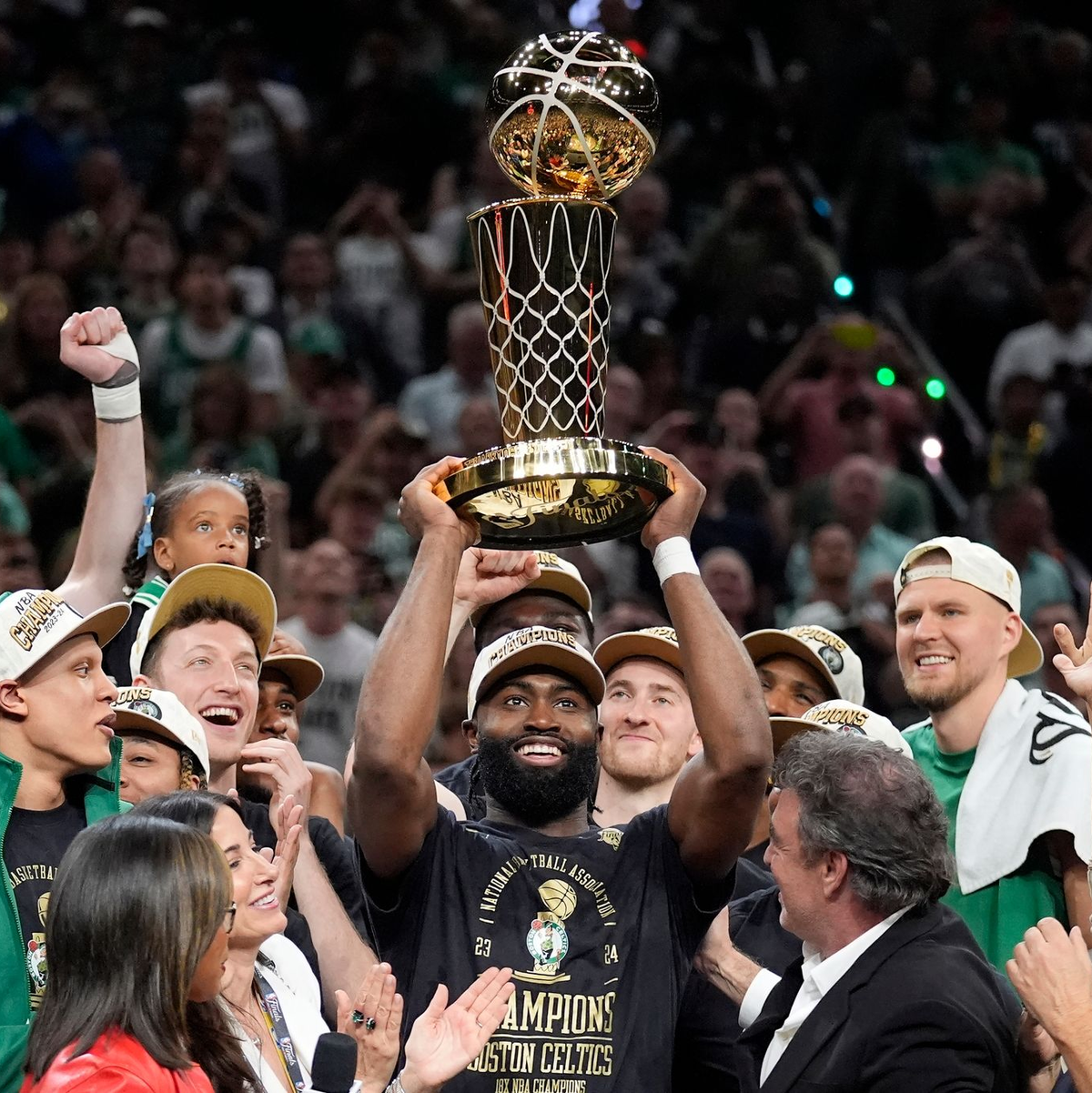Die Celtics um Stars wie Stars Jaylen Brown (M) feiern nun ihre erste Meisterschaft seit 2008. - Foto: Charles Krupa/AP