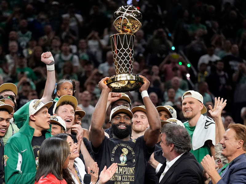 Die Celtics um Stars wie Stars Jaylen Brown (M) feiern nun ihre erste Meisterschaft seit 2008. - Foto: Charles Krupa/AP
