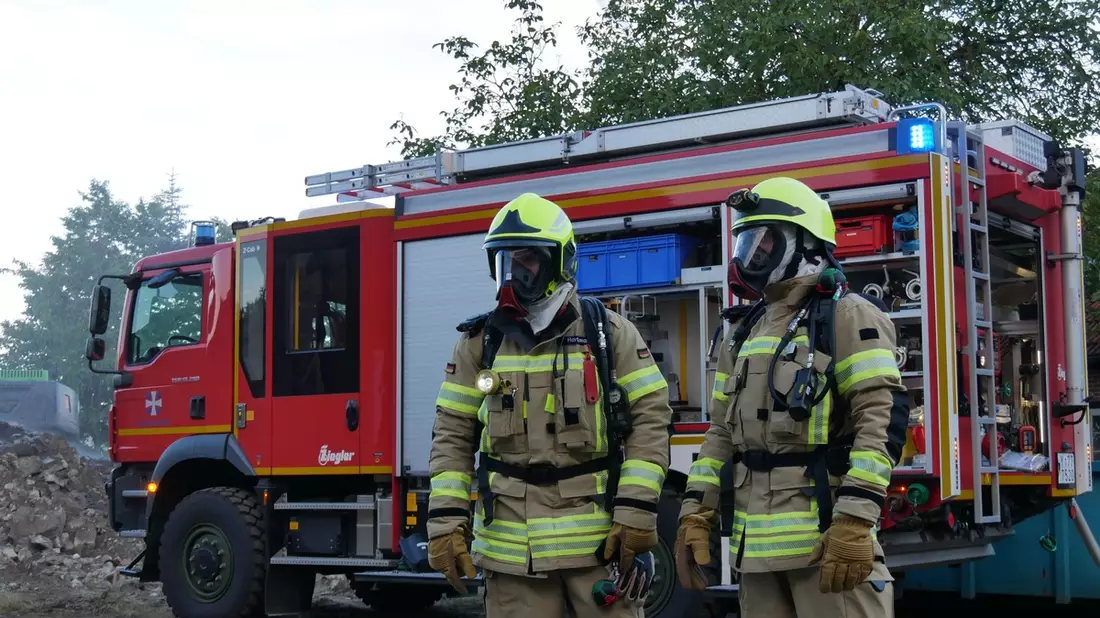 FW Celle: Bundeswehr-Feuerwehr und Feuerwehr Celle üben gemeinsam - Bild: presseportal.de